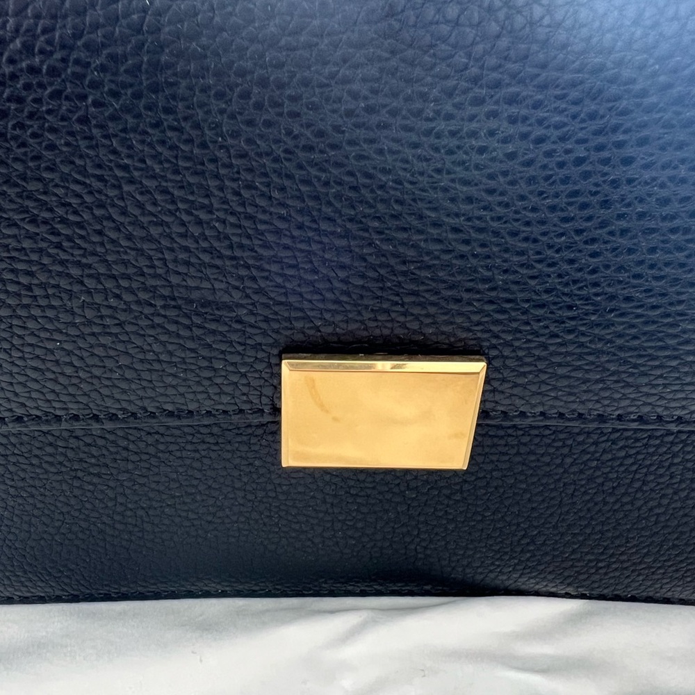 The Curated Elegant Black Leather Shoulder/Crossbody Bag - Picture 3 of 14